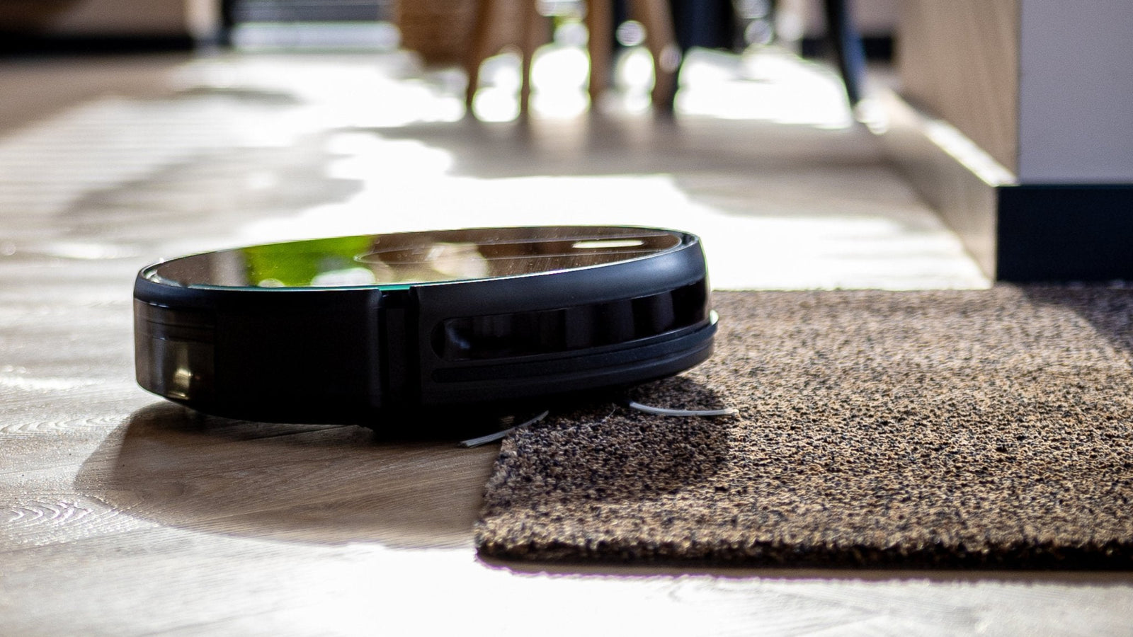 Moderne woonkamer met robotstofzuiger